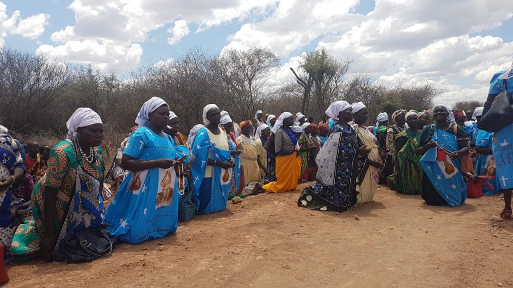 women praying