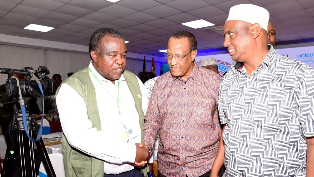 Our Country Director, John Bongei, having a candid discussion with Garissa Governor Nathif Jama and Marsabit Governor Mohammud Ali after a roundtable discussion in Garissa. PHOTO: DAISY OBARE / FCA